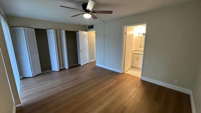 Building Photo - 700 Village Green Ct