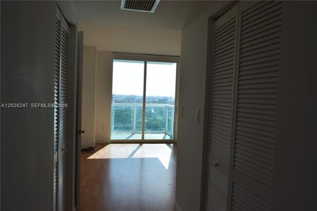 Building Photo - 1800 N Bayshore Dr