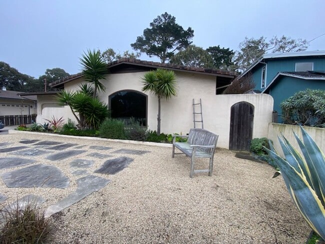 Building Photo - 835 17 Mile Dr
