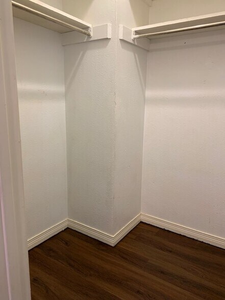 Building Photo - 209 Pine St