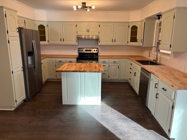 Building Photo - 18377 Pleasant View Dr