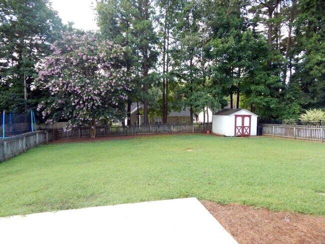Building Photo - 657 Montgomery Dr