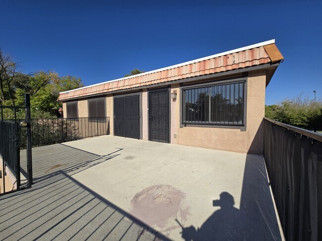 Building Photo - 300 Brookside Ln