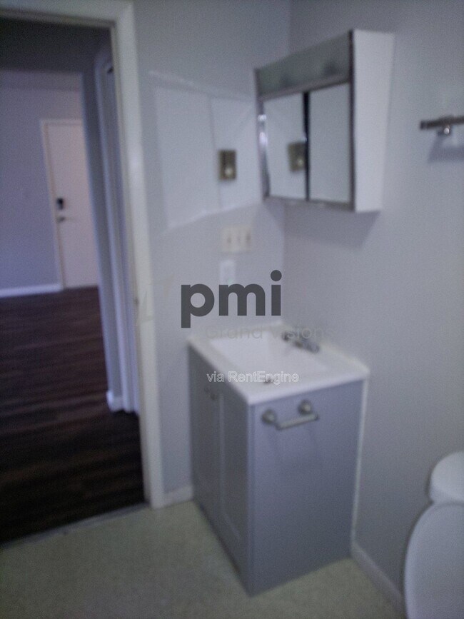 Building Photo - 24 W Buchanan Ave