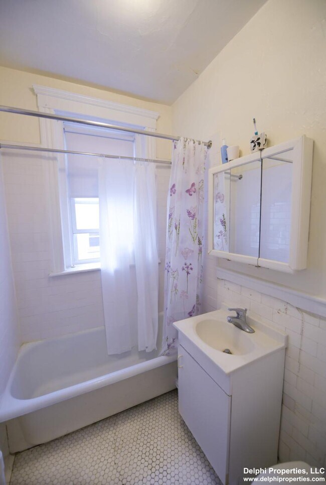 Building Photo - bedroom in Boston MA 02215
