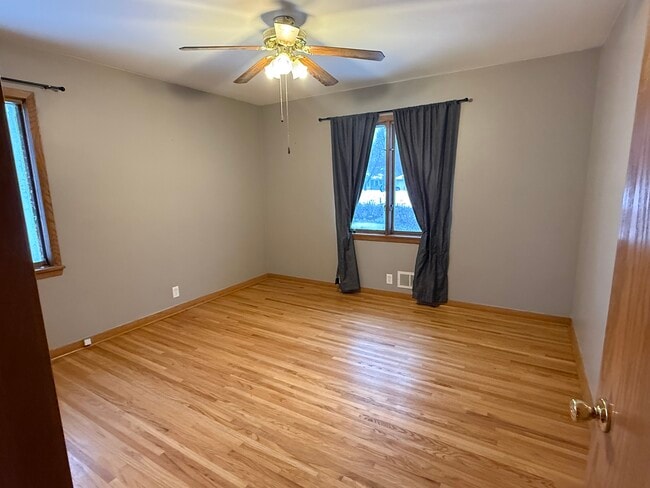 Building Photo - 2505 Zinran Ave S