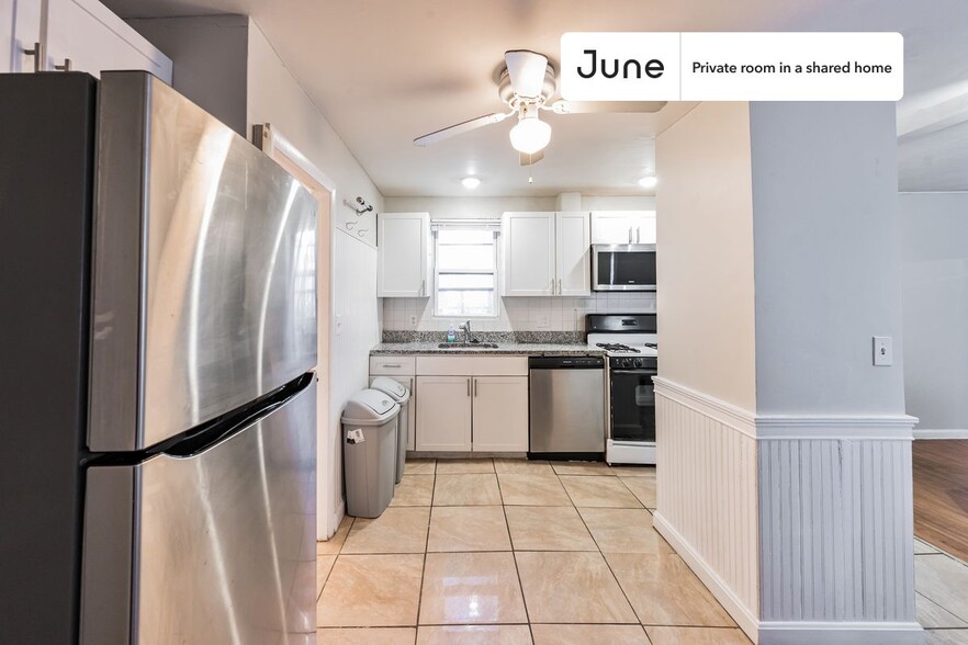 Building Photo - Private bedroom in 3 bed/1 bath Home
