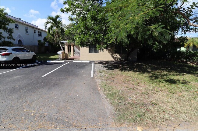 Building Photo - 1139 NE 10th Ave