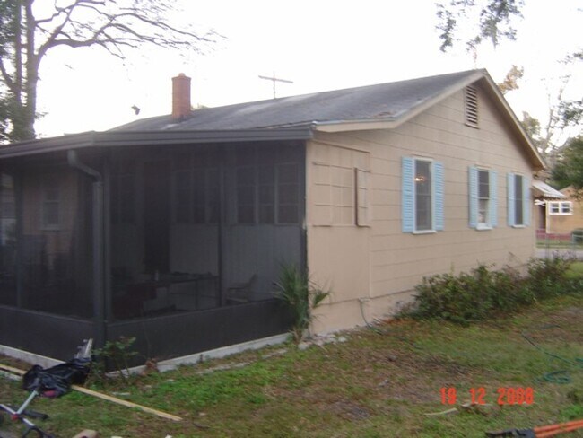 Building Photo - Charming Home in Tranquil Norwood Area