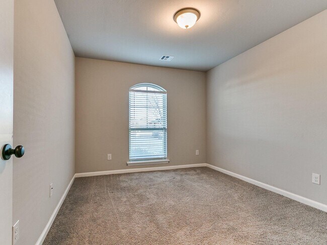 Building Photo - 3bed/2bath Home Available in the Heart of ...