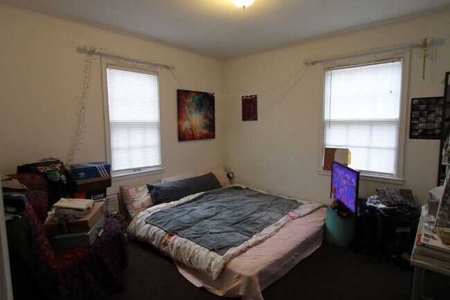 Building Photo - In-Unit Washer and Dryer