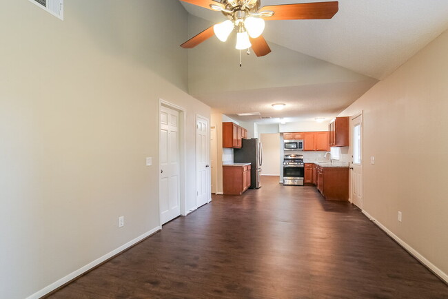 Building Photo - 2305 Parkview Dr