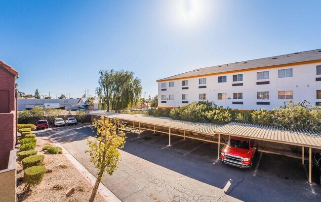 Building Photo - Beautiful 2 bed, 2 bath condo ready to mov...