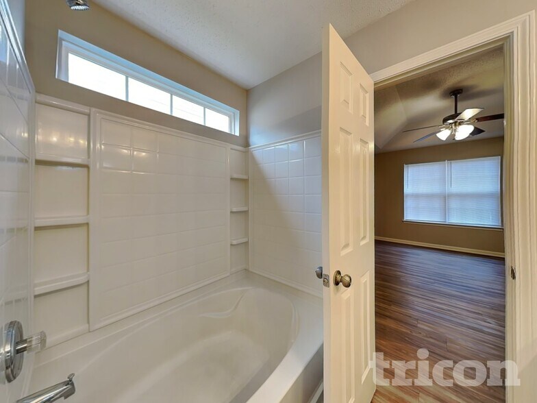 Building Photo - 5050 Elizabeth Rd