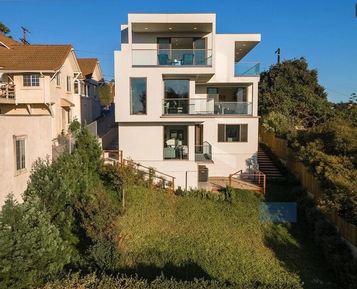 back garden fully enclosed - 1549 Lucretia Ave