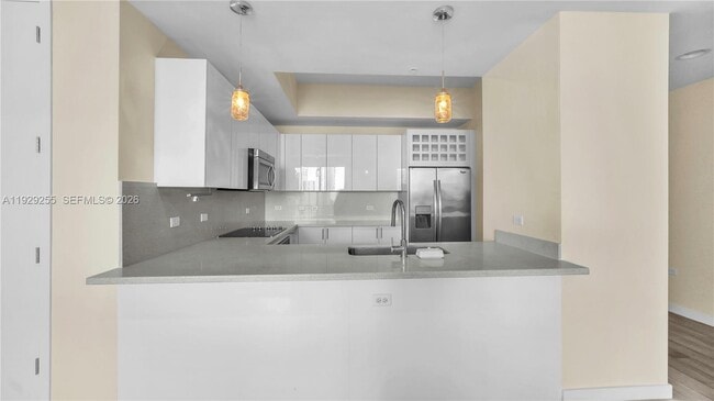 Building Photo - 999 SW 1st Ave