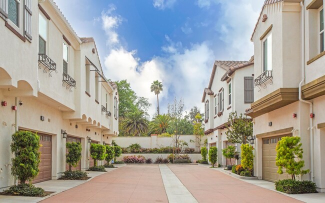 Building Photo - Large Corner-End Townhouse in Oceanside!