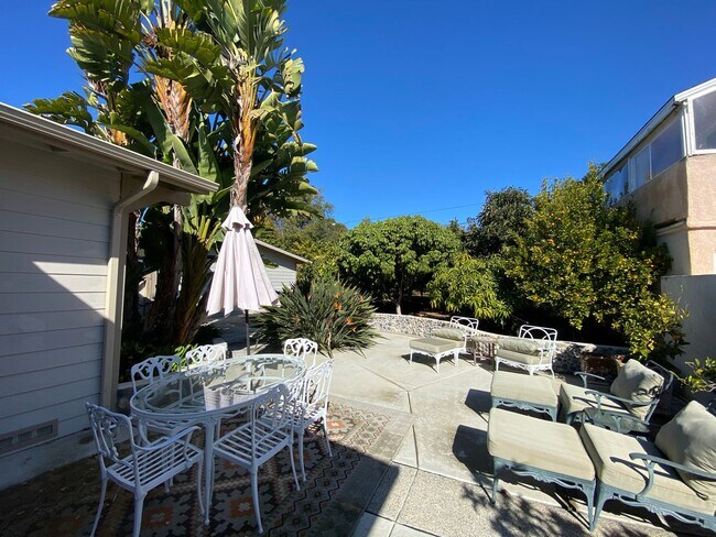 Building Photo - FLEXIBLE FULLY FURNISHED Point Loma Home! AC! All Utilities Included!