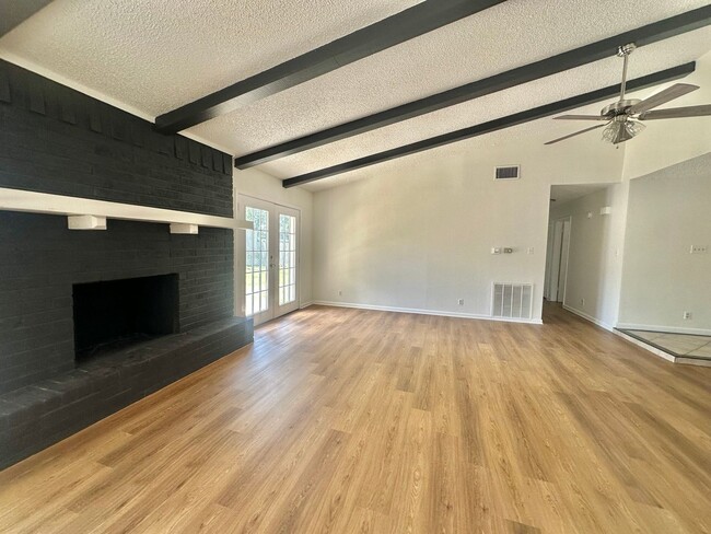 Building Photo - AVAILABLE NOW!