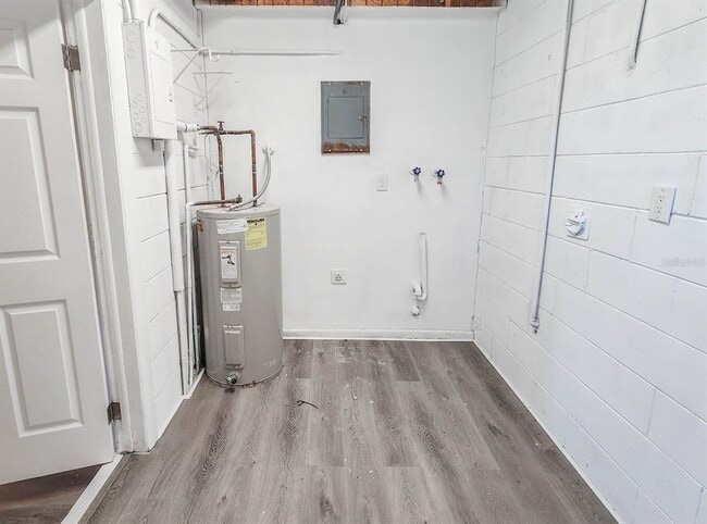 Building Photo - 995 Barclay Dr