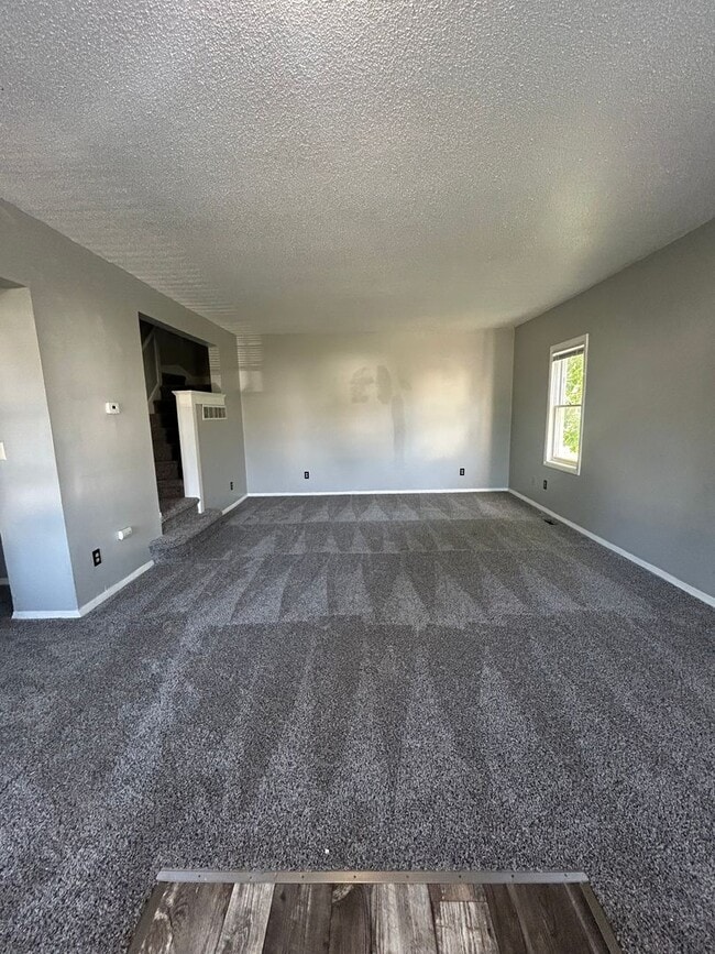 Building Photo - NEW LISTING! 3 BEDROOM HOUSE