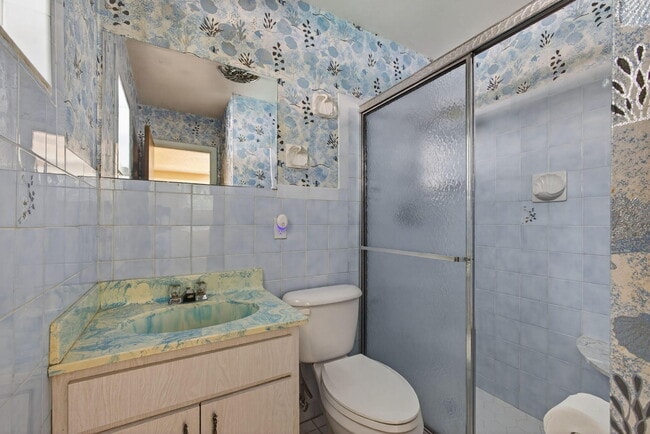Building Photo - 704 Juniper Dr