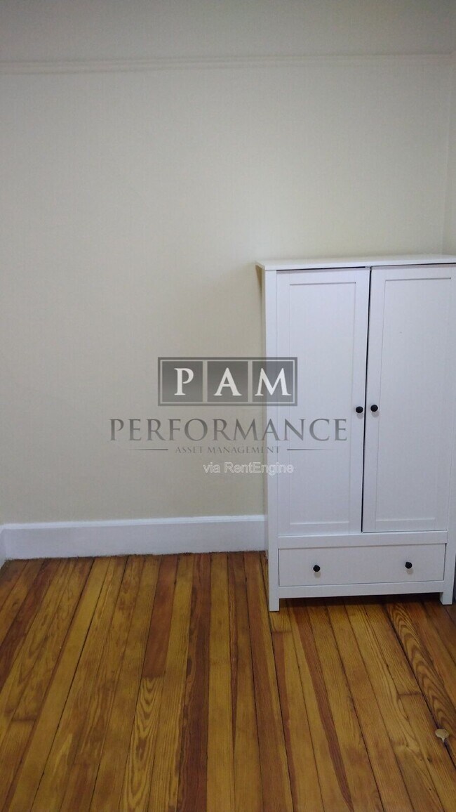 Building Photo - 902 E Chambers St