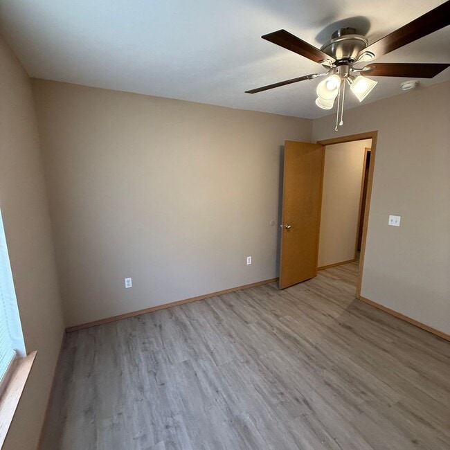 Building Photo - 2 bedroom 2 bath Duplex in Clever Won't la...