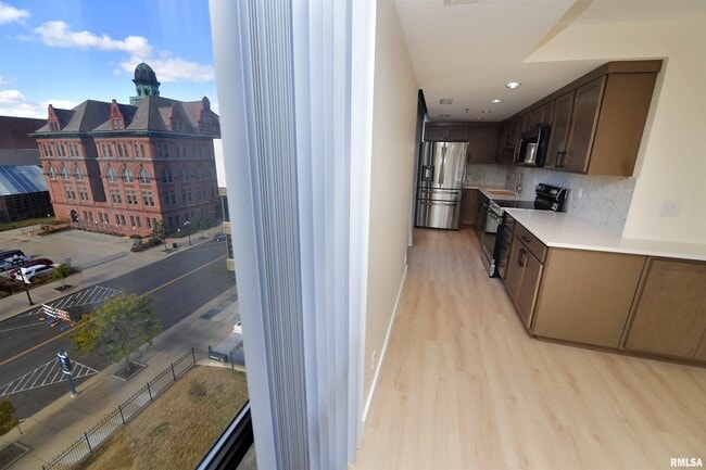 Building Photo - 123 SW Jefferson Ave