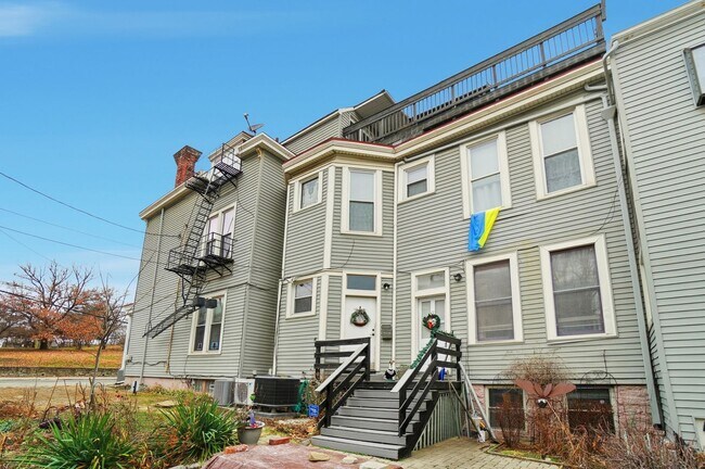 Building Photo - 1220 Louden St