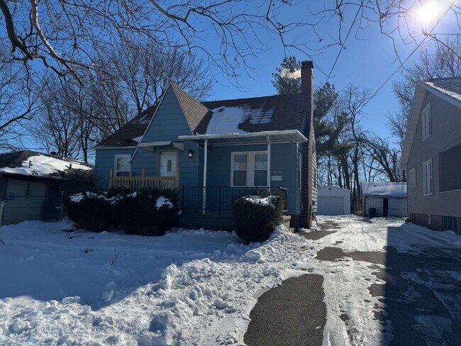 Building Photo - MODERN 3-BEDROOM HOME YOU DON’T WANT TO MISS!