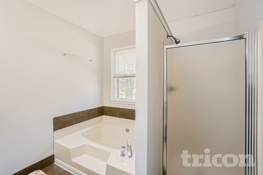 Building Photo - 5 Meadow Green