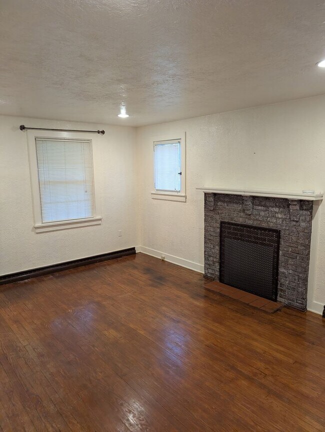 Building Photo - 3 Bd/1 Bath Home for Rent -- Available NOW!