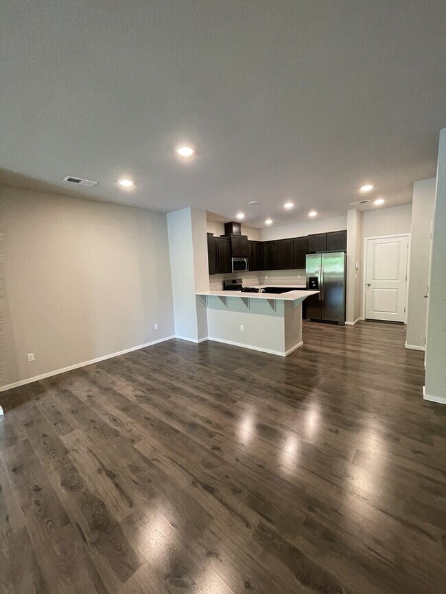 Building Photo - 3 Bedroom / 2.5 Bathroom Townhome - Near Bethany & PCC **1/2 Off Third Month's Rent**