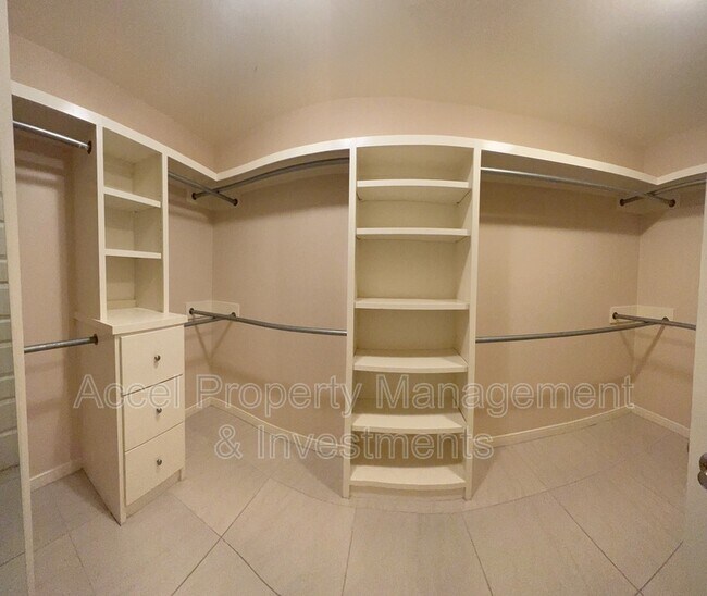 Building Photo - 711 N Abbott Ave