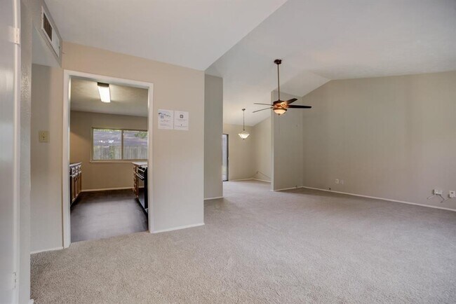 Building Photo - 2822 Canary Ln