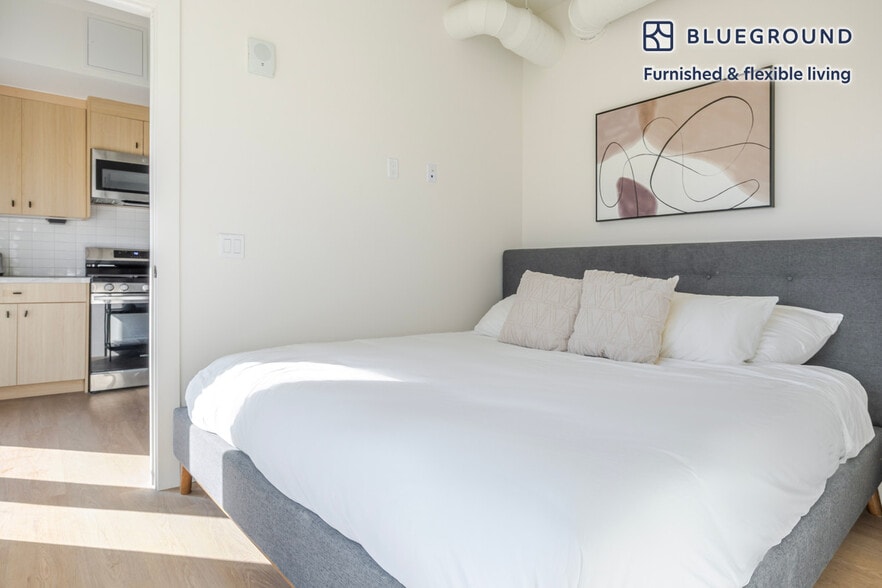 Building Photo - 611 N Virgil Ave