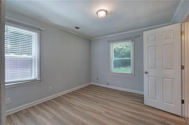 Building Photo - 447 Floyd St SE