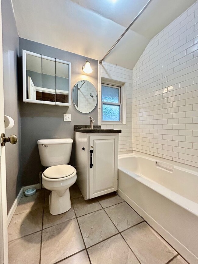 Building Photo - AVAILABLE December! - 3 Bed 1 Bath Home - With Fenced In Yard!