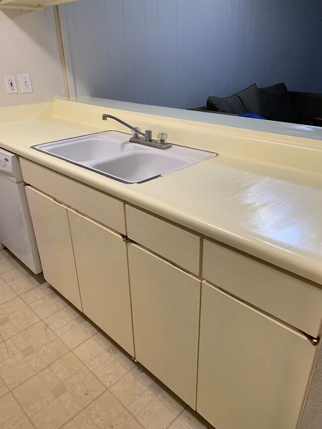 Kitchen - 3431 N Hills Dr