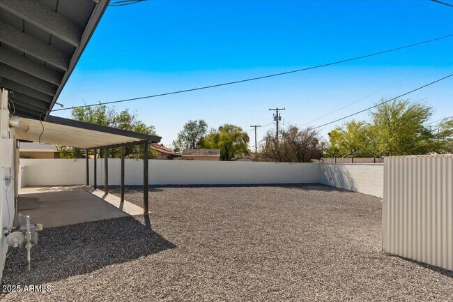 Building Photo - 8617 E Palm Ln