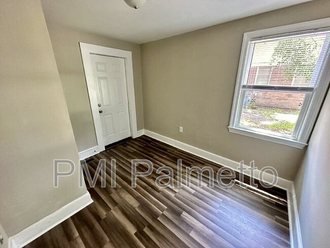 Building Photo - 2201 Vine St