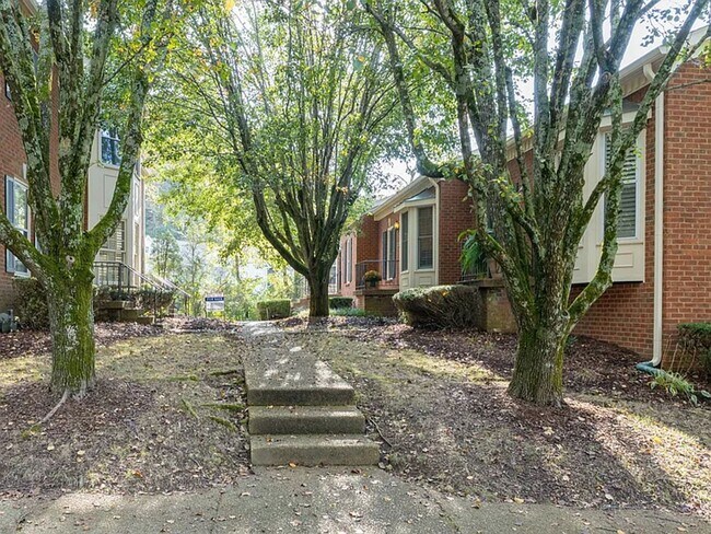 Building Photo - 2BR Bellevue Townhome