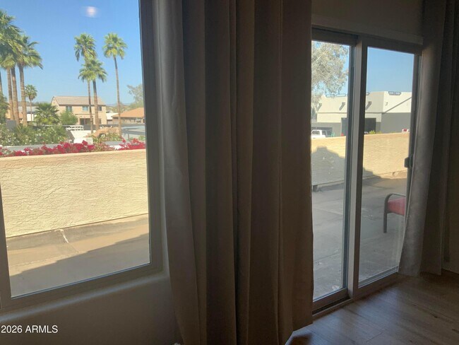 Building Photo - 2114 E Aire Libre Ave