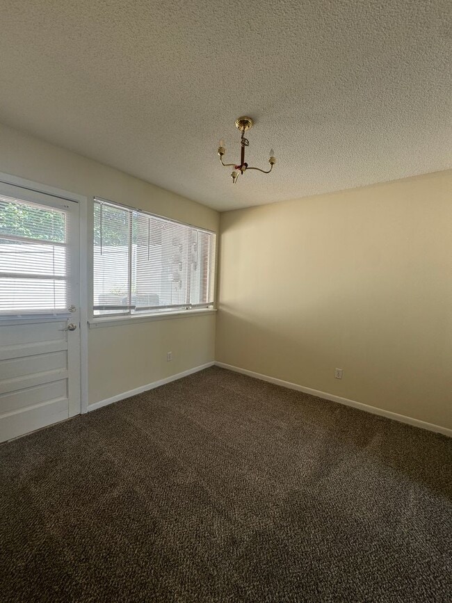 Building Photo - 2BR/2.5BA condo in Champion Court near Cen...