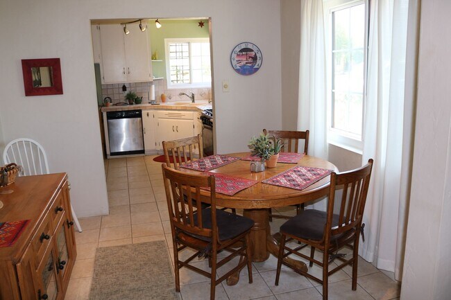 Building Photo - Two bedroom one bath fully furnished located in central Tucson!