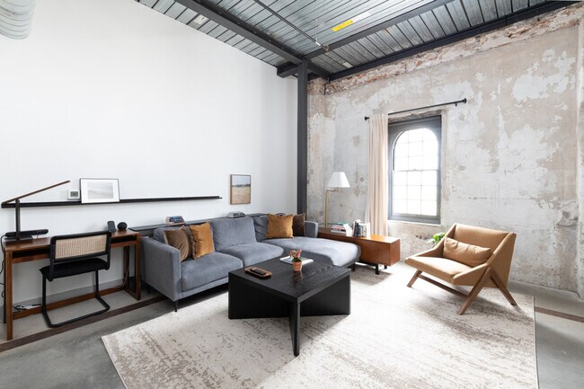 Building Photo - 1009 W Juneau Ave