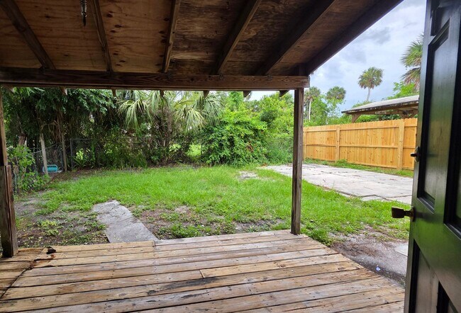 Building Photo - 2 Bedroom 1 Bath Cottage