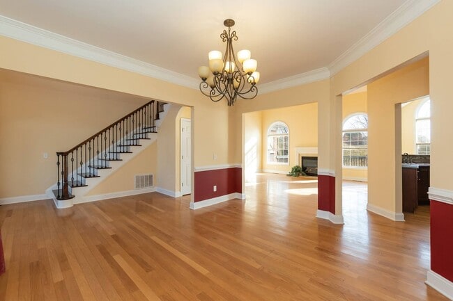 Building Photo - Four Bedroom Home!