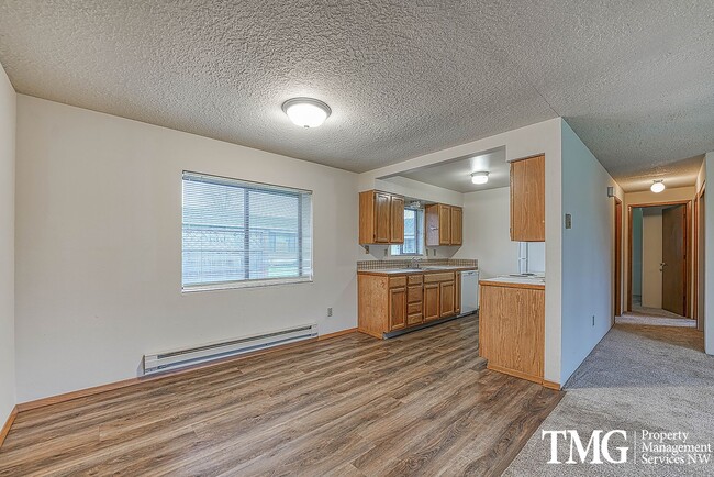 Building Photo - Classical Cute Duplex w/ 2 Bed 1 Bath in Washougal!